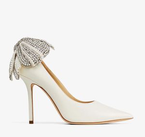 Chaussures habillées de qualité de luxe Femmes classiques Pompe blanche chaussures de conception de marque Love 100mm Latte Nappa Pompes avec perle et cristal Bow EU35-43BOX mariée de mariage bout pointu