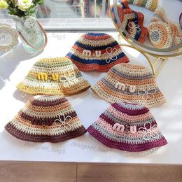 Sombrero de cubo de diseñador de color arcoiris de lujo con sombreros de paja tejidos de crochet de color dopamina con cartas bordadas para vacaciones de moda