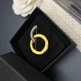 Luxe Echt Vergulde Messing Koperen Broches Brief Dubbele Kleur Ontwerper Met Stalen Afdichting Vrouwen Mannen Merk Pinnen Trui Sieraden Broche Pin Trouwen Bruiloft Accessoires