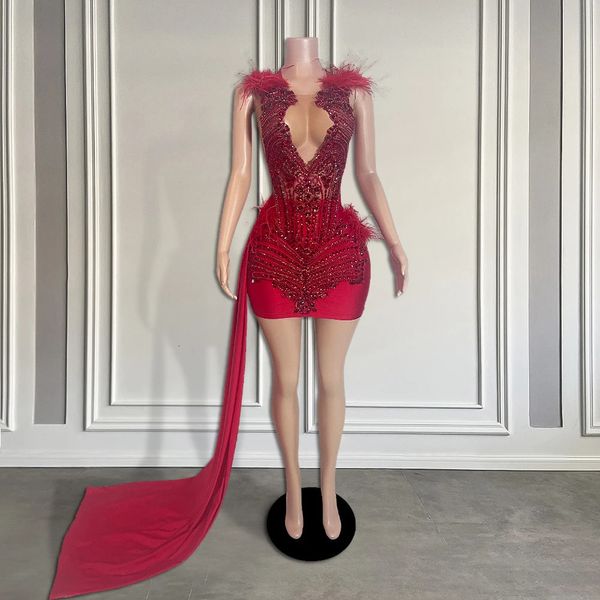 Robe de bal courte en diamant rouge de luxe avec train latéral girks noirs sexy couche de cou de plume d'anniversaire de fête de fête mini cocktail 240416