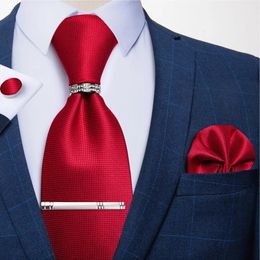 Corbatas de seda sólidas rojas de lujo para hombres Accesorios de boda 8 cm Corbata para hombres Pañuelo Gemelos Clip de corbata Regalos para hombres al por mayor 240119