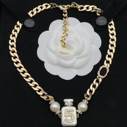 Luxe Rétro Marque Designer Sautoirs Colliers Femmes Plaqué Or 18 Carats Faux Cuir Lettre En Acier Inoxydable Pendentif Collier Chaîne Bijoux Accessoires 20style