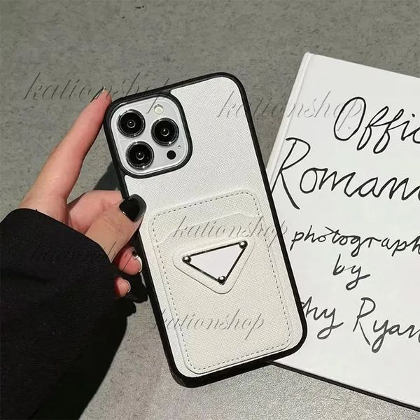 Coque de téléphone en silicone souple monogramme rétro classique de luxe pour iPhone 11 12 14 13 15 Pro Max 8G 7P XR XSMax résistant aux chutes étui de marque avec plaque signalétique triangulaire avec fente pour carte