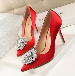 Chaussures de robe de mariée de luxe en strass, escarpins sexy en soie à talons hauts de 10cm, bout pointu, chaussures de banquet à enfiler pour dames