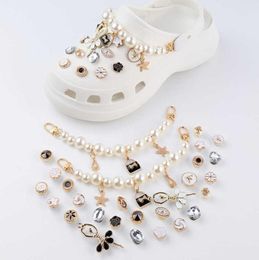Rhinestones de lujo Diseñador de amuletos Diy Pearl Chain Zapatos Decation For Jibbi S Kids Biños Mujeres Regalos 7711211