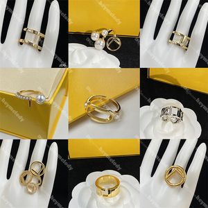 Bague de luxe pour hommes femmes unisexe lettre Designer anneaux Anello perle bague en diamant avec boîte fête mariage anniversaire amoureux cadeau