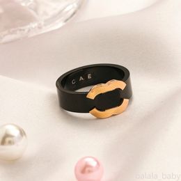 Anillo de lujo Joyería Anillos de diseñador Mujeres Amor Anillo Encantos Negro Blanco 18K Chapado en oro Anillo de dedo fino