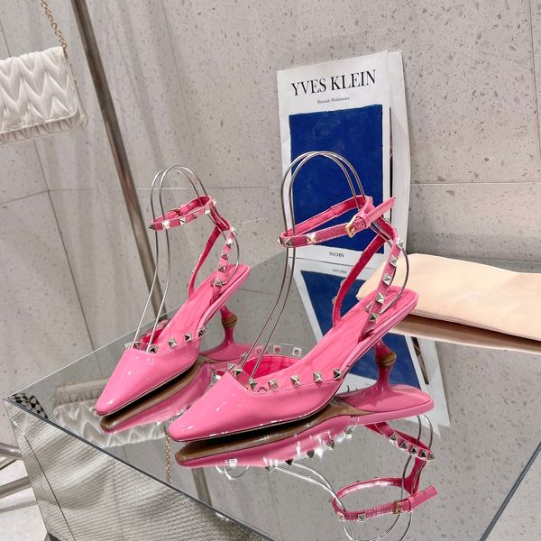 Pumps de chaussures de rivet de luxe pour femmes en cuir breveté Été Nouveau style Point Toes 5cm High Stiletto HEEL Fashion Sandals Sandales Hot Sales de vente Chaussures de mariage avec boîte