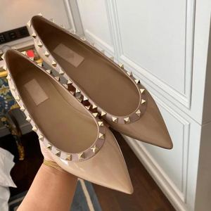 Rivets de luxe chaussures marque sandales femmes pompes 2023 bouche peu profonde bout pointu chaussures habillées