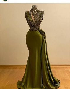 Vert chasseur cristal perlé sirène robes de soirée col haut plis étage longueur satin robe formelle robe de bal robe de soirée sur mesure