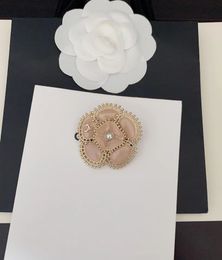 Broches de diseñador de flores rosas de lujo para mujer y niña, bonito encanto, letras de perlas ostentosas, flores dulces elegantes, broche de pin rosa negro, accesorios de regalo de joyería