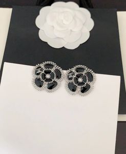 Pendientes de diseño de flor rosa de lujo para mujer y niña, bonito encanto, letras de perlas ostentosas, flores dulces elegantes, pendientes de color negro y rosa, pendientes, anillos para el oído, joyería