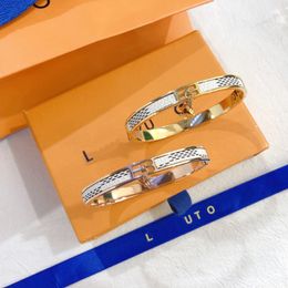 Brazalete de oro rosa de lujo Joyería de diseño navideño con caja Nuevo regalo de amor Brazalete de boda Chapado en oro de 18 quilates Joyería de alta calidad Diseño clásico Regalos Pulsera