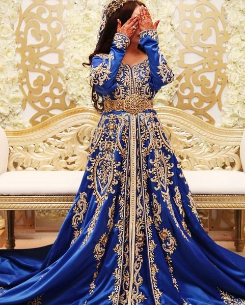 Vestidos de noche musulmanes árabes de lujo azul real Una línea Mangas largas Bordado Kaftan marroquí Vestidos para ocasiones formales Cristales dorados Apliques de encaje con cuentas Vestido de fiesta