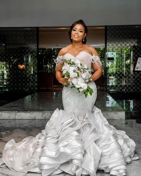 Robes de mariée sirène de luxe à volants robes de mariée sur l'épaule dentelle perlée magnifique robe de mariage arabe nigérian de Mariee246m