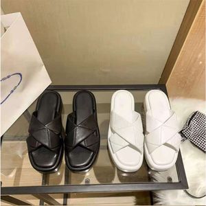 Sandale de luxe Triangle en métal Designer Slipper Doux rembourré Nappa Cuir Confort Diapositives plates Bande de roulement facile à porter Femme Homme Vadrouille à pain Semelle en caoutchouc noir Chaussure de dame