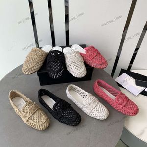 Sandales de luxe Pantoufles Raphia Crochet Mocassins Sabots Femmes Fermé Toe Mule Tressé Tissé Plage Piscine Diapositives 2024 Chaussures de créateur d'été Baskets Appartements avec boucle dorée