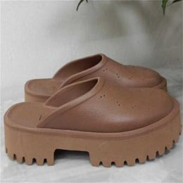 Sandalias de lujo zapatillas diseñador de la marca Mujeres Damas Hueco hecho de materiales transparentes moda sexy encantador soleado playa zapatos zapatillas