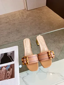 Sandalias de lujo Zapatillas Diseñador de la marca Mujeres Damas Plataforma hueca hecha de materiales transparentes Moda sexy encantadora playa soleada zapatos de mujer zapatilla