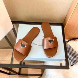 Sandales de luxe été Designer femmes tongs pantoufle mode en cuir véritable diapositives chaîne en métal dames chaussures décontractées noir blanc