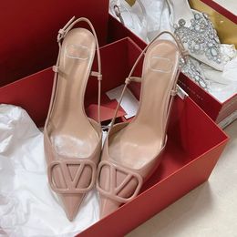 Sandalias de lujo Tacones altos para mujer Zapatos de diseñador de moda para personas mayores Carta Boda Cena Sandalias para mujer 66