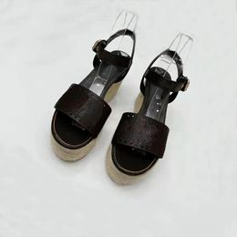 Sandales de luxe Women's High Heels Senior Fashion Designer Shoes Lettre de mariage Dîner Sandales féminines 35-41