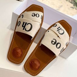 Sandales de luxe Mule à parts plats Flat Corvonneurs Chaussures de sandale de glissières plates Plabeurs