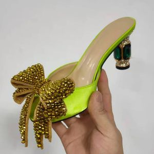 Luxe satijnen strass sandalen vrouwen open teen gouden kristallen vlinder knoop geknoopte hoge hakken schoenen vrouw sexy muilezels slippers