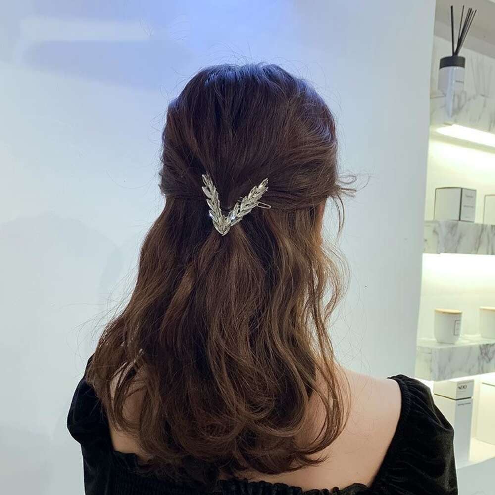 Fermaglio per capelli di cristallo brillante di lusso per le donne Coreano a forma di V Fibbia Forcine Accessori per capelli per ragazze Copricapo Ornamenti di moda Regalo 2024 Marchi di stilisti di vendita caldi