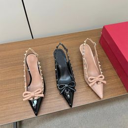 Luxury Shoemaker Designer Sandals High Talons Chaussures de marque avec des conseils pointus Black Beige Blancs Plats à fond Patent Cuir Chaussures de marque pour femmes