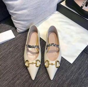 Zapatos de vestir con punta de cadena de metal de diseñador Sandalias zapatos de mujer de moda plana 100% auténtica princesa mula pisando zapatos casuales con letras de cuero de vaca perezoso.