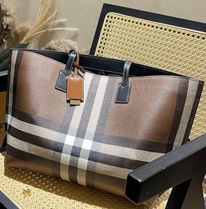 2024 Luxury Shopping Sacs Femme Tapés Handbag Designer 10a Top Bag Letter Imprimée Sac à bandoulière Classic avec un petit pendentif grande capacité