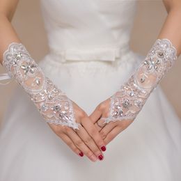 Luxe korte kanten bruid handschoenen bruidskristallen bruiloft accessoires vingerloos onder ellebooglengte