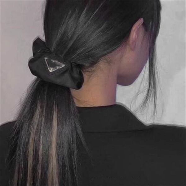 Luxe Soie Triangle Élastique Bandes De Caoutchouc Anneau De Cheveux Designer Bandes De Cheveux Titulaire De Queue De Cheval Cravates De Mode Femmes Filles Épingle À Cheveux Accessoires De Cheveux Élégants