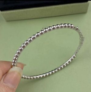Luxe zilveren bedelarmband cadeau voor vrouw Designer Retro sign armband met diamanten Topkwaliteit handgemaakte gepolijste diamanten armband V-goud 18k met doos