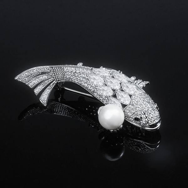 Broche de poisson de natation couleur argent de luxe pour femmes broches de perle de poisson en cristal accessoires de vêtements bijoux cadeau