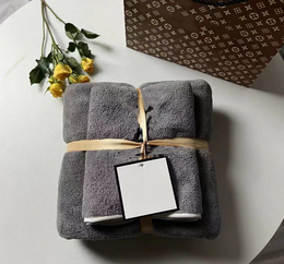 Juego de toallas de baño de cara simple de lujo Conjuntos de 2 piezas Diseñador de moda Toallas de terciopelo de coral Unisex Absorbente Bebé Hombres Mujeres Paños de lavado Toalla