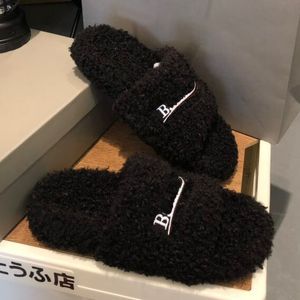 Diapositivas de lujo París Diseñador Hombres Mujeres Zapatillas Damas Lana Piel de invierno Mullido Peludo Letras cálidas Sandalias Cómodo Fuzzy Girl Flip Flop Slipper 35-45