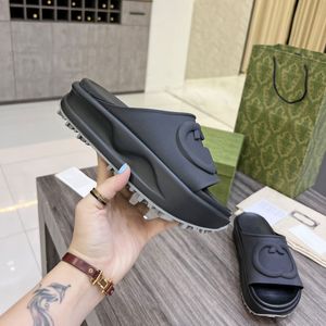 Zapatillas de lujo Diseñadores de diapositivas Mujeres Damas Sandalias de plataforma huecas hechas de materiales transparentes Moda sexy encantadora playa soleada zapatos de mujer zapatillas