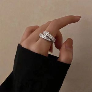 Luxe Sliver Kleur Crystal Snake Shape Ring voor Vrouwen Meisje Verstelbare Prachtige Glanzende Kubieke Zirkoon Vinger Ring Bruiloft Sieraden