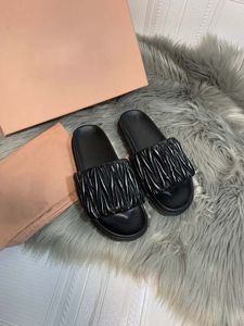 Sandales de style pantoufles en peau de mouton souple de luxe pour femmes pantoufles de designer lettrage en métal sur la tige, semelle en cuir enroulée autour du talon