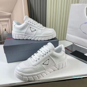 Luxe sportieve lederen mannen sneakers schoenen Wit zwart geëmailleerd metaal driehoek rubberen zolen man openlucht trainers comfortwandeling wandel korting voet