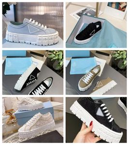 Luxury Sporty Leather Men Sneakers Chaussures Chaussures bleu blanc noir noir émail émaillé triangle en caoutchouc semelles homme entraîneurs extérieurs confort