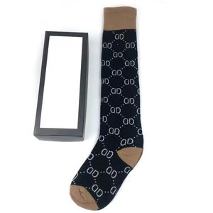 Bas de luxe Designer Hommes Femmes Chaussettes bas de laine rues seniors confortable genou jambe chaussette avec boîte