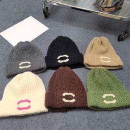 Luxe straathoeden vrouw gebreide hoed ontwerper buitenbrei winter warme pet modetrends motorkap tricote 6 kleuren met letterhoofddeksels