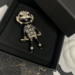 Estilo de lujo Broche de diseñador Broches chapados en oro de 18 quilates Pasadores C Broches de marca de lujo Broche de borla de diamantes de imitación para mujer Accesorios de joyería para fiesta de boda