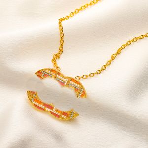 Collier pendentif de style de luxe Boutique Collier plaqué or Collier de bijoux cadeau pour femme avec boîte Bijoux de mariage d'anniversaire de haute qualité Longue chaîne