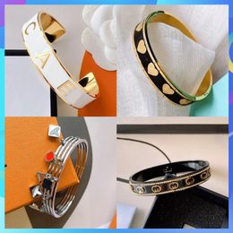 Style de luxe large poignet bijoux designer bracelet manchette femmes bracelet hommes noir bleu blanc marque plaqué or 18 carats émail à motifs en acier inoxydable