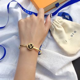 Letra de mujeres de estilo de lujo V Bangle Nuevo famoso pulsera de joyería de diseñador con caja Boutique de oro Boutique de cumpleaños Bedero de regalos Beble de regalo