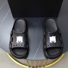 Luxury elegantes zapatillas de diseñador para hombres Sandalias de toboganes deportivos negros Anniri Sandle Sliders Man Summer Beach Sala Zapatos Tamaño 39-46 Mulas